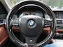 BMW 5-Serie Touring 528xi High Executive Panoramadak Head Up Display Leer Sportstoelen 360 Camera Navigatie ECC Cruisecontrol Xenon/Led Stoelverwarming Pdc LM Velgen