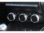 Renault Clio 1.0 TCe Intens / Airco met climate control / Half leder interieur / Multimedia systeem / Trekhaak / All season banden