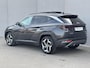 Hyundai Tucson 1.6 T-GDI HEV 230pk Premium Sky / Dealer onderhouden / Glazen schuif- en kanteldak / Trekgewicht 1650 kg / Elektrische achterklep / Stuur- Stoel & Achterbank verwarming / Rondomzicht camera / Stoelventilatie / Adaptief cruise control / Krell Audio Systeem /