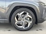 Hyundai Tucson 1.6 T-GDI HEV 230pk Premium Sky / Dealer onderhouden / Glazen schuif- en kanteldak / Trekgewicht 1650 kg / Elektrische achterklep / Stuur- Stoel & Achterbank verwarming / Rondomzicht camera / Stoelventilatie / Adaptief cruise control / Krell Audio Systeem /