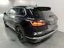 Volkswagen Touareg 3.0 TSI eHybrid Elegance 4MOTION / AUTOMAAT/ 381 PK/ PANO/ LUCHTVERING/ TREKHAAK/ LEER/ CAMERA/ PARK. SENSOREN/ MEMORY SEATS/ STOELVERWARM. V&A/ ELEK. ACHTERKLEP/ APP CONNECT/ ADAPT. CRUISE/ KEYLESS/ 4 ZONE CLIMA/ DAB