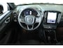 Volvo EX40 Single Motor Plus 70 kWh | Stoelverwarming | Stuurwielverwarming | Parkeersensoren voor + achter | Google Infotainment | Semi-Electrische Wegklapbare Trekhaak | Warmtepomp | Comfortstoelen |