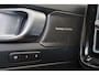 Volvo XC40 T5 Recharge Plus Dark - IntelliSafe Assist & Surround - Harman/Kardon audio - Parkeercamera achter - Verwarmde voorstoelen & stuur - Parkeersensoren voor & achter - Elektr. bedienb. voorstoelen met geheugen links - Draadloze tel. lader - Extra getint glas - 19' LMV
