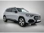 Mercedes-Benz GLB 250+ Business Solution AMG 7p. 85.5 kWh | Premium pakket | Winterpakket | Nightpakket | Parkeerpakket | Trekhaak | GUARD 360° | Warmtewerend, donkergetint glas | Vast panoramadak | 19” vijfspaaks lichtmetalen AMG-velgen |