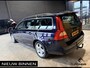 Volvo V70 2.0T Momentum. Cruise-control. leer. Trekhaak. Youngtimer.