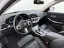 BMW 3-Serie Touring 330e High Executive M Sport interieur | Panoramadak | Trekhaak | HUD | Leder |