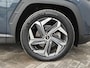 Hyundai Tucson 1.6 T-GDI PHEV Comfort 4WD / Fabrieksgarantie tot 02-2027 / Dealer onderhouden / Stuur- & Stoelverwarming / Trekgewicht 1350 kg / Achteruitrijcamera / Adaptief cruise control / Apple Carplay Android Auto / Draadloze telefoon lader / Keyless Entry/Start /