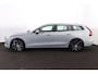 Volvo V60 T6 Recharge AWD Essential Bright - IntelliSafe Assist & Surround - Parkeercamera achter - Verwarmde voorstoelen, stuur & achterbank - Parkeersensoren voor & achter - Inklapbare trekhaak - 18' LMV