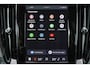 Volvo V60 T6 Recharge AWD Essential Bright - IntelliSafe Assist & Surround - Parkeercamera achter - Verwarmde voorstoelen, stuur & achterbank - Parkeersensoren voor & achter - Inklapbare trekhaak - 18' LMV