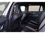 Volvo V60 T6 Recharge AWD Plus Dark - Panorama/schuifdak - IntelliSafe Assist & Surround - 360º Camera - Harman/Kardon audio - Verwarmde voorstoelen, stuur & achterbank - Parkeersensoren voor & achter - Elektr. bedienb. voorstoelen met geheugen - Head up display - Extra getint glas - 19' LMV