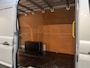 Volkswagen Crafter 35 2.0 TDI L3H3 140 PK Automaat / Euro 6 / Trekhaak 3.000 KG / Airco / Cruise Control / PDC / CarPlay / Navigatie / 3-Zits / 56.200 km !!