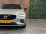 Volvo V60 T8 AWD Recharge Ultra Dark | Trekhaak | Schuifdak | 455pk | Head-Up Display | Harman Kardon | Adaptieve Cruise Control | Stoelverwarming voor+achter | Stuurwielverwarming | Full LED Meesturende koplampen | Parkeercamera | Pilot Assist | BLIS Dode Hoek Detectie | Parkeercamera | Elektrische voorstoelen geheugen | Lederen bekleding | Zitting verlenging voorstoelen | Lederen dashboard | 19 Inch | Google Infotainment | Keyless Drive | Parkeersensoren voor+achter | Privacy Glass | Elektrisch bedienbare achterklep | DAB Radio | Apple Carplay/Android Auto | Volvo On Call met mobiele App functie | Silver Dawn Metallic |