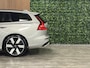 Volvo V60 T8 AWD Recharge Ultra Dark | Trekhaak | Schuifdak | 455pk | Head-Up Display | Harman Kardon | Adaptieve Cruise Control | Stoelverwarming voor+achter | Stuurwielverwarming | Full LED Meesturende koplampen | Parkeercamera | Pilot Assist | BLIS Dode Hoek Detectie | Parkeercamera | Elektrische voorstoelen geheugen | Lederen bekleding | Zitting verlenging voorstoelen | Lederen dashboard | 19 Inch | Google Infotainment | Keyless Drive | Parkeersensoren voor+achter | Privacy Glass | Elektrisch bedienbare achterklep | DAB Radio | Apple Carplay/Android Auto | Volvo On Call met mobiele App functie | Silver Dawn Metallic |