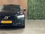 Volvo V60 T6 AWD Recharge Plus Dark | Schuifdak | Trekhaak | Adaptieve Cruise Control | Stoelverwarming voor+achter | Stuurwielverwarming | Full LED Meesturende koplampen | Pilot Assist | BLIS Dode Hoek Detectie | Parkeercamera Elektrische voorstoelen geheugen | Lederen bekleding | Zitting verlenging voorstoelen | 18 Inch | Google Infotainment | Keyless Drive | Privacy Glass | Parkeersensoren voor+achter | Elektrisch bedienbare achterklep | DAB Radio | Apple Carplay/Android Auto | Volvo On Call met mobiele App functie | Onyx Black Metallic |