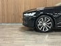 Volvo V60 T6 AWD Recharge Plus Dark | Schuifdak | Trekhaak | Adaptieve Cruise Control | Stoelverwarming voor+achter | Stuurwielverwarming | Full LED Meesturende koplampen | Pilot Assist | BLIS Dode Hoek Detectie | Parkeercamera Elektrische voorstoelen geheugen | Lederen bekleding | Zitting verlenging voorstoelen | 18 Inch | Google Infotainment | Keyless Drive | Privacy Glass | Parkeersensoren voor+achter | Elektrisch bedienbare achterklep | DAB Radio | Apple Carplay/Android Auto | Volvo On Call met mobiele App functie | Onyx Black Metallic |