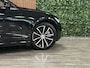 Volvo V60 T6 AWD Recharge Plus Dark | Schuifdak | Trekhaak | Adaptieve Cruise Control | Stoelverwarming voor+achter | Stuurwielverwarming | Full LED Meesturende koplampen | Pilot Assist | BLIS Dode Hoek Detectie | Parkeercamera Elektrische voorstoelen geheugen | Lederen bekleding | Zitting verlenging voorstoelen | 18 Inch | Google Infotainment | Keyless Drive | Privacy Glass | Parkeersensoren voor+achter | Elektrisch bedienbare achterklep | DAB Radio | Apple Carplay/Android Auto | Volvo On Call met mobiele App functie | Onyx Black Metallic |