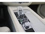 Volvo XC60 T6 Recharge AWD Ultimate Bright - Luchtvering - Panorama/schuifdak - IntelliSafe Assist & Surround - 360º Camera - Harman/Kardon audio - Massagefunctie - Verwarmde voorstoelen, stuur & achterbank - Parkeersensoren voor & achter - Elektr. bedienb. voorstoelen met geheugen - Head up display - Draadloze tel. lader - Standkachel - Extra getint glas - Inklapbare trekhaak - 21' LMV