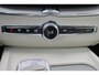 Volvo XC60 T6 Recharge AWD Ultimate Bright - Luchtvering - Panorama/schuifdak - IntelliSafe Assist & Surround - 360º Camera - Harman/Kardon audio - Massagefunctie - Verwarmde voorstoelen, stuur & achterbank - Parkeersensoren voor & achter - Elektr. bedienb. voorstoelen met geheugen - Head up display - Draadloze tel. lader - Standkachel - Extra getint glas - Inklapbare trekhaak - 21' LMV