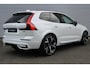 Volvo XC60 2.0 T6 Plug-in hybrid AWD Ultra Black Edition | Full Options | Bowers & Wilkins | Luchtvering | Visual Park Assist incl. 360° Camera | Gelamineerde Zijruiten | Head-up Display | Geventileerde Nappa Lederen Voorstoelen | Stoelmassage | Verwarmbare Achterbank | Stuurverwarming | Stoelverwarming Voor en Achter | Panoramisch Schuif-/Kanteldak | 22-Inch Lichtmetalen Velgen | Getint Glas | Volvo Guard Alarm | Adaptieve Cruise Control | BLIS | Keyless | Elektrische Achterklep | Google |