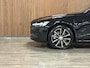 Volvo V60 T6 AWD Recharge Plus Dark | Trekhaak | 360° Camera | All Season banden | Harman Kardon | Adaptieve Cruise Control | Stoelverwarming voor+achter | Stuurwielverwarming | Pilot Assist | BLIS Dode Hoek Detectie | Elektrische voorstoelen geheugen | R-Design Contour stoelen met wit stiksel en bies | Zitting verlenging voorstoelen | 18 Inch | Google Infotainment | Keyless Drive | Parkeersensoren voor+achter | Elektrisch bedienbare achterklep | DAB Radio | Apple Carplay/Android Auto | Volvo On Call met mobiele App functie | Onyx Black Metallic |
