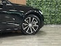 Volvo V60 T6 AWD Recharge Plus Dark | Trekhaak | 360° Camera | All Season banden | Harman Kardon | Adaptieve Cruise Control | Stoelverwarming voor+achter | Stuurwielverwarming | Pilot Assist | BLIS Dode Hoek Detectie | Elektrische voorstoelen geheugen | R-Design Contour stoelen met wit stiksel en bies | Zitting verlenging voorstoelen | 18 Inch | Google Infotainment | Keyless Drive | Parkeersensoren voor+achter | Elektrisch bedienbare achterklep | DAB Radio | Apple Carplay/Android Auto | Volvo On Call met mobiele App functie | Onyx Black Metallic |