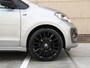 Volkswagen Up! 1.0 R-Line 65 pk | Cruise control | Camera | Climate control | 17 inch Velgen