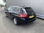Peugeot 308 SW 1.2 PureTech Blue Lease Premium Clima, CC, CarPlay, Pano, PDC, LM, nw. APK – Inruil Mogelijk –