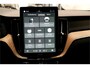 Volvo XC60 2.0 T8 AWD 335kW/456pk Aut8 Recharge Ultra Dark LUCHTVERING + BOWERS&WILKINS + PANORAMADAK + BLIS + HEAD-UP + PILOT ASSIST + V&A STOEL-&STUURVERWARMING + ADAPT.CRUISE + GOOGLE DASH&SERVICES + STOELVENTILATIE&-MASSAGE + 360 CAMERA + 22" LM-VELGEN!!