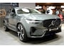 Volvo XC60 2.0 T8 AWD 335kW/456pk Aut8 Recharge Ultra Dark LUCHTVERING + BOWERS&WILKINS + PANORAMADAK + BLIS + HEAD-UP + PILOT ASSIST + V&A STOEL-&STUURVERWARMING + ADAPT.CRUISE + GOOGLE DASH&SERVICES + STOELVENTILATIE&-MASSAGE + 360 CAMERA + 22" LM-VELGEN!!
