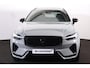 Volvo XC60 T8 Recharge AWD Ultra Black Edition Exec - Luchtvering - Panorama/schuifdak - IntelliSafe Assist & Surround - 360º Camera - Bowers & Wilkins audio - Adaptieve LED koplampen - Verwarmde voorstoelen, stuur & achterbank - Parkeersensoren voor & achter - Elektr. bedienb. voorstoelen met geheugen - Head up display - Draadloze tel. lader - Extra getint glas - Inklapbare trekhaak - 22' LMV