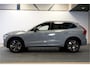 Volvo XC60 2.0 T8 AWD 335kW/456pk Aut8 Plug-in hybrid Plus Dark HARMAN/KARDON + 360 CAMERA + BLIS + LANE ASSIST + STOELVERWARMING V&A + STUURVERWARMING + ADAPT.CRUISE + PILOT ASSIST + LED MET GLA + PD-GLASS + KEYLESS ENTRY&GO + PARKSENSOREN V&A + 19" LM-VELGEN!!