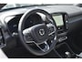 Volvo EX40 Single Motor Extended Range Ultra Europa 82 kWh | Harman Kardon Premium Sound | 360 graden Camera | Panoramisch Schuif-/Kanteldak | Elektrische stoelen voor | Memory bestuurdersstoel | Pilot Assist | Adaptieve Cruise Control | 20 inch Lichtmetalen Velgen | BLIS | Keyless | Google Navigatie | Dawn Interieur |