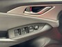 Mazda CX-3 2.0 SKYACTIVE-G 120 SKYLEASE AUTOMAAT NAVIGATIE ADAPTIVE CRUISE CONTROL HEAD-UP DISPLAY KEYLESS GO RIJSTROOKSENSOREN DODEHOEKSENSOREN ACHTERUITRIJCAMERA AFN. TREKHAAK ZEER MOOI !!