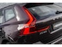 Volvo XC60 2.0 T6 Plug-in Hybrid AWD Plus Dark | PHEV | Trekhaak | Panoramadak | Head-up Display | 360 Graden Camera | Keyless Entry | Elektrische Achterklep | Elektrisch Verstelbare Voorstoelen | Stoelverwarming voor en achter | Cruise Control Adaptief | BLIS | Apple Carplay | Android Auto