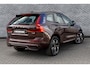 Volvo XC60 2.0 T6 Plug-in Hybrid AWD Plus Dark | PHEV | Trekhaak | Panoramadak | Head-up Display | 360 Graden Camera | Keyless Entry | Elektrische Achterklep | Elektrisch Verstelbare Voorstoelen | Stoelverwarming voor en achter | Cruise Control Adaptief | BLIS | Apple Carplay | Android Auto