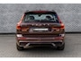 Volvo XC60 2.0 T6 Plug-in Hybrid AWD Plus Dark | PHEV | Trekhaak | Panoramadak | Head-up Display | 360 Graden Camera | Keyless Entry | Elektrische Achterklep | Elektrisch Verstelbare Voorstoelen | Stoelverwarming voor en achter | Cruise Control Adaptief | BLIS | Apple Carplay | Android Auto