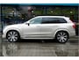 Volvo XC90 2.0 T8 AWD 335kW/455pk Aut8 Recharge Long Range Ultimate Bright 7P LUCHTVERING + BOWERS&WILKINS + PANORAMADAK + STOEL-&STUURVERWARMING + STOELMASSAGE + ADAPT.CRUISE + PILOT ASSIST + BLIS + GOOGLE DASH&SERVICES + 360 CAMERA + PARKSENSOREN V&A + 21" LM-VELG