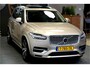 Volvo XC90 2.0 T8 AWD 335kW/455pk Aut8 Recharge Long Range Ultimate Bright 7P LUCHTVERING + BOWERS&WILKINS + PANORAMADAK + STOEL-&STUURVERWARMING + STOELMASSAGE + ADAPT.CRUISE + PILOT ASSIST + BLIS + GOOGLE DASH&SERVICES + 360 CAMERA + PARKSENSOREN V&A + 21" LM-VELG