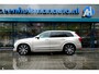 Volvo XC90 2.0 T8 AWD 335kW/455pk Aut8 Recharge Long Range Ultimate Bright 7P LUCHTVERING + BOWERS&WILKINS + PANORAMADAK + STOEL-&STUURVERWARMING + STOELMASSAGE + ADAPT.CRUISE + PILOT ASSIST + BLIS + GOOGLE DASH&SERVICES + 360 CAMERA + PARKSENSOREN V&A + 21" LM-VELG