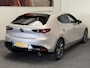 Mazda 3 2.0 e-SKYACTIV-G M HYBRID 122 EXCLUSIVE-LINE NAVIGATIE 360 CAMERA ADAPTIVE CRUISE CONTROL HEAD-UP DISPLAY APPLE CARPLAY/ANDROID RIJSTROOKSENSOREN DODEHOEKSENSOREN ZEER MOOI !!