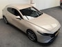 Mazda 3 2.0 e-SKYACTIV-G M HYBRID 122 EXCLUSIVE-LINE NAVIGATIE 360 CAMERA ADAPTIVE CRUISE CONTROL HEAD-UP DISPLAY APPLE CARPLAY/ANDROID RIJSTROOKSENSOREN DODEHOEKSENSOREN ZEER MOOI !!