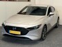 Mazda 3 2.0 e-SKYACTIV-G M HYBRID 122 EXCLUSIVE-LINE NAVIGATIE 360 CAMERA ADAPTIVE CRUISE CONTROL HEAD-UP DISPLAY APPLE CARPLAY/ANDROID RIJSTROOKSENSOREN DODEHOEKSENSOREN ZEER MOOI !!
