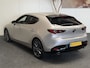 Mazda 3 2.0 e-SKYACTIV-G M HYBRID 122 EXCLUSIVE-LINE NAVIGATIE 360 CAMERA ADAPTIVE CRUISE CONTROL HEAD-UP DISPLAY APPLE CARPLAY/ANDROID RIJSTROOKSENSOREN DODEHOEKSENSOREN ZEER MOOI !!