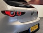 Mazda 3 2.0 e-SKYACTIV-G M HYBRID 122 EXCLUSIVE-LINE NAVIGATIE 360 CAMERA ADAPTIVE CRUISE CONTROL HEAD-UP DISPLAY APPLE CARPLAY/ANDROID RIJSTROOKSENSOREN DODEHOEKSENSOREN ZEER MOOI !!