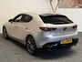 Mazda 3 2.0 e-SKYACTIV-G M HYBRID 122 EXCLUSIVE-LINE NAVIGATIE 360 CAMERA ADAPTIVE CRUISE CONTROL HEAD-UP DISPLAY APPLE CARPLAY/ANDROID RIJSTROOKSENSOREN DODEHOEKSENSOREN ZEER MOOI !!