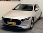 Mazda 3 2.0 e-SKYACTIV-G M HYBRID 122 EXCLUSIVE-LINE NAVIGATIE 360 CAMERA ADAPTIVE CRUISE CONTROL HEAD-UP DISPLAY APPLE CARPLAY/ANDROID RIJSTROOKSENSOREN DODEHOEKSENSOREN ZEER MOOI !!