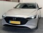 Mazda 3 2.0 e-SKYACTIV-G M HYBRID 122 EXCLUSIVE-LINE NAVIGATIE 360 CAMERA ADAPTIVE CRUISE CONTROL HEAD-UP DISPLAY APPLE CARPLAY/ANDROID RIJSTROOKSENSOREN DODEHOEKSENSOREN ZEER MOOI !!