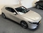 Mazda 3 2.0 e-SKYACTIV-G M HYBRID 122 EXCLUSIVE-LINE NAVIGATIE 360 CAMERA ADAPTIVE CRUISE CONTROL HEAD-UP DISPLAY APPLE CARPLAY/ANDROID RIJSTROOKSENSOREN DODEHOEKSENSOREN ZEER MOOI !!