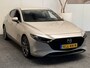 Mazda 3 2.0 e-SKYACTIV-G M HYBRID 122 EXCLUSIVE-LINE NAVIGATIE 360 CAMERA ADAPTIVE CRUISE CONTROL HEAD-UP DISPLAY APPLE CARPLAY/ANDROID RIJSTROOKSENSOREN DODEHOEKSENSOREN ZEER MOOI !!