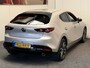 Mazda 3 2.0 e-SKYACTIV-G M HYBRID 122 EXCLUSIVE-LINE NAVIGATIE 360 CAMERA ADAPTIVE CRUISE CONTROL HEAD-UP DISPLAY APPLE CARPLAY/ANDROID RIJSTROOKSENSOREN DODEHOEKSENSOREN ZEER MOOI !!